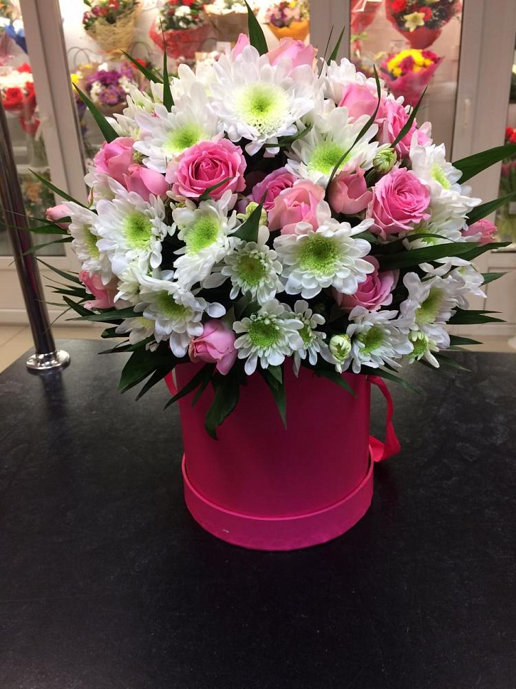 Цветочная композиция из Розы и Хризантемы в шляпной коробке в Мариинском Посаде