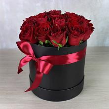 Цветочная композиция из Розы в шляпной коробке в Мариинском Посаде